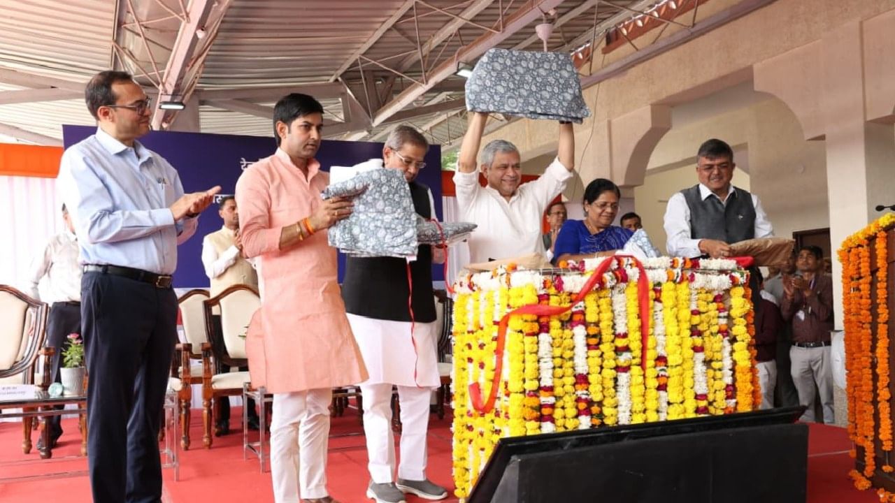 Railway News : ट्रेनमध्ये आता ब्लँकेटला कव्हर मिळणार, या स्थानकातून झाली सुरुवात