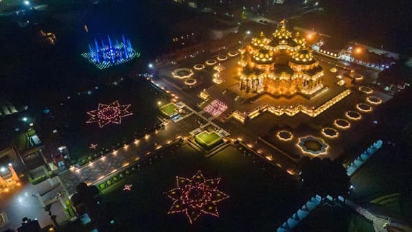 दिल्लीच्या अक्षरधाम मंदिरात भक्तीभावाने साजरी झाली दिवाळी, लक्ष दीव्यांनी उजळले स्वामीनारायण मंदिर