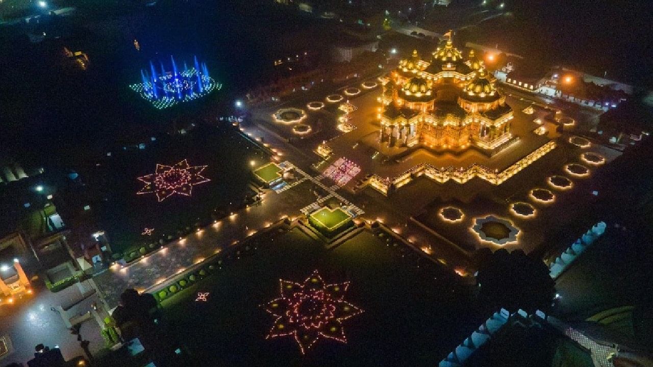 दिल्लीच्या अक्षरधाम मंदिरात भक्तीभावाने साजरी झाली दिवाळी, लक्ष दीव्यांनी उजळले स्वामीनारायण मंदिर दिल्लीच्या अक्षरधाम मंदिरात भक्तीभावाने साजरी झाली दिवाळी, लक्ष दीव्यांनी उजळले स्वामीनारायण मंदिर