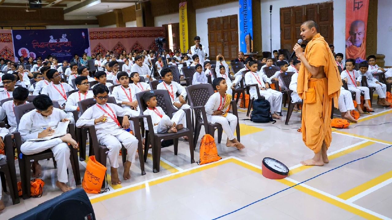 परम पूज्य महंत स्वामी महाराजांनी सन 2024 मध्ये हा दिव्य संकल्प केला होता की, जगभरातील बालकांनी संस्कृत श्लोकांचे अध्ययन आणि पाठ करावेत. त्यांनी सांगितले की,'संस्कृत ही सर्व भाषांची जननी आहे.जे बालक संस्कृत श्लोक आत्मसात करून जीवनात उतरवतात, ते फक्त आध्यात्मिक दृष्ट्याच नव्हे तर जीवनाच्या प्रत्येक क्षेत्रात प्रगती करतात असाही उपदेश त्यांनी दिला होता.