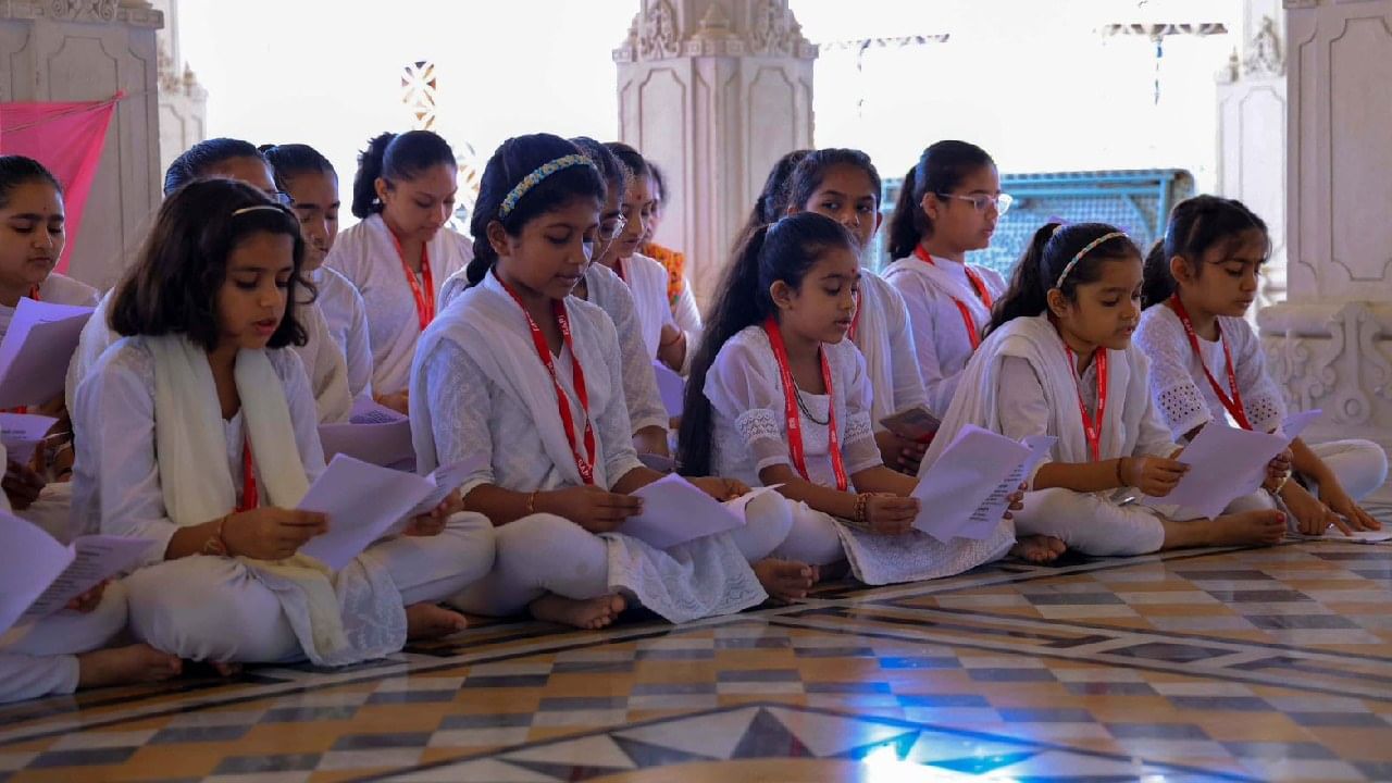  या श्लोकांद्वारे बालके शिकत आहेत की खरे ज्ञान तेच आहे जे आचरणात उतरते. ते फक्त संस्कृत शिकत नाहीत, तर करुणा, नम्रता, सत्य आणि सामंजस्याचे संस्कार आत्मसात करत आहेत.जे दिव्य जीवनाचे सार आहेत.भारत, अमेरिका, ब्रिटन, कॅनडा, यूएई, ऑस्ट्रेलिया, न्यूझीलंड आणि आफ्रिकापर्यंत जगभरातील बालक-बालिकांनी या भक्ती आणि शिस्तीच्या यज्ञात सहभाग घेतला आहे. यांच्या मागे होते 103 साधूगण, 17,000 स्वयंसेवक आणि 25,000 पालक, ज्यांच्या सामूहिक प्रयत्नांमुळे हे अभियान जागतिक संस्कार-चळवळ बनले. 