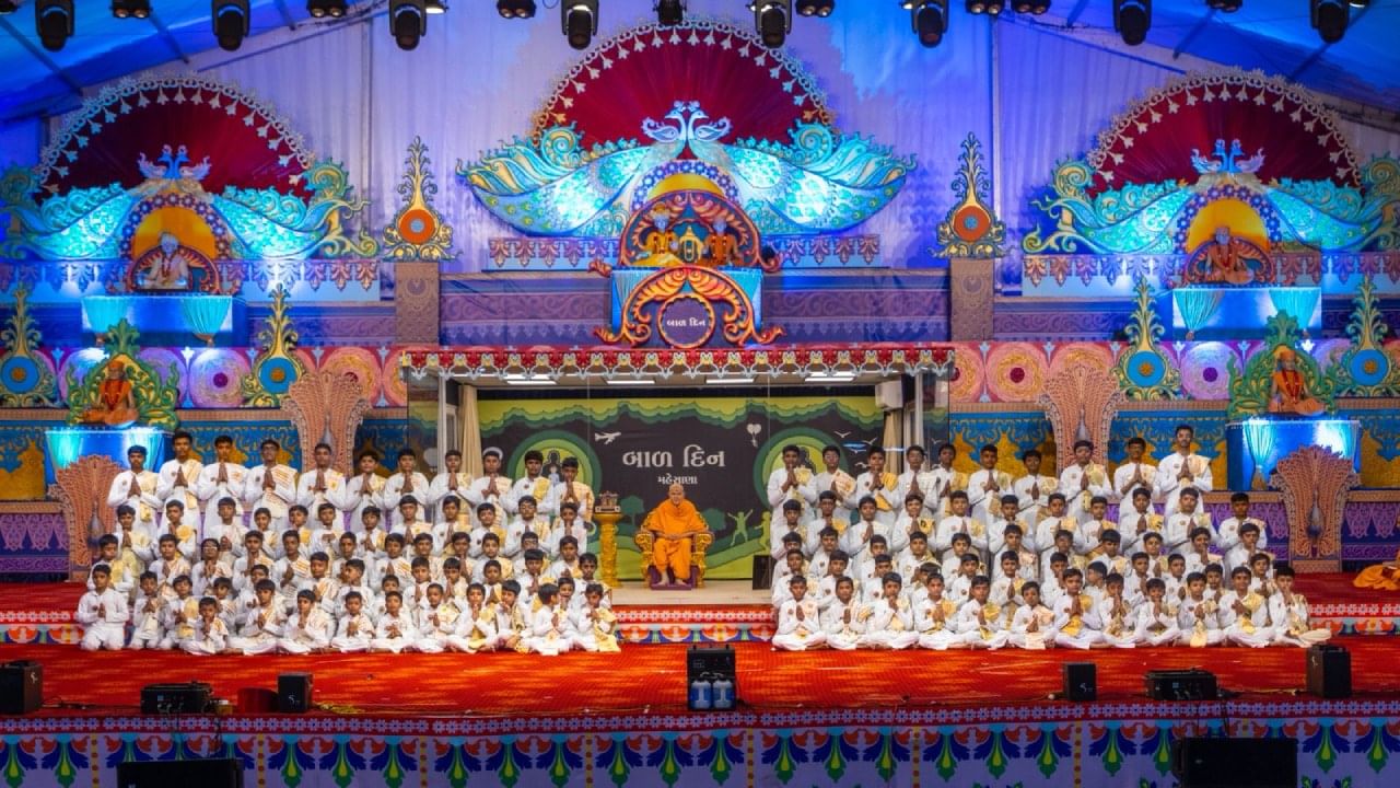 सत्संग दीक्षा – जीवनाचे दिशा-सूत्र : सत्संग दीक्षा मधील 315 श्लोक हे फक्त वाचण्यासाठी नाहीत, तर जगण्यासाठी आहेत. प्रत्येक श्लोक हा एक नैतिक दिशादर्शक आहे. जो बालकांमध्ये खालील गुणांचा विकास करतो. 1) सत्यनिष्ठा: सत्य बोलणे आणि प्रामाणिकपणे जगणे, 2) न्याय आणि अपरिग्रह: जे आपले नाही ते न घेणे आणि निष्पक्ष राहणे,3) एकाग्रता आणि अध्ययन: मनापासून आणि निष्ठेने शिकणे, 4) सेवा आणि करुणा: इतरांची मदत करणे आणि त्यांच्या दुःखात सहभागी होणे,