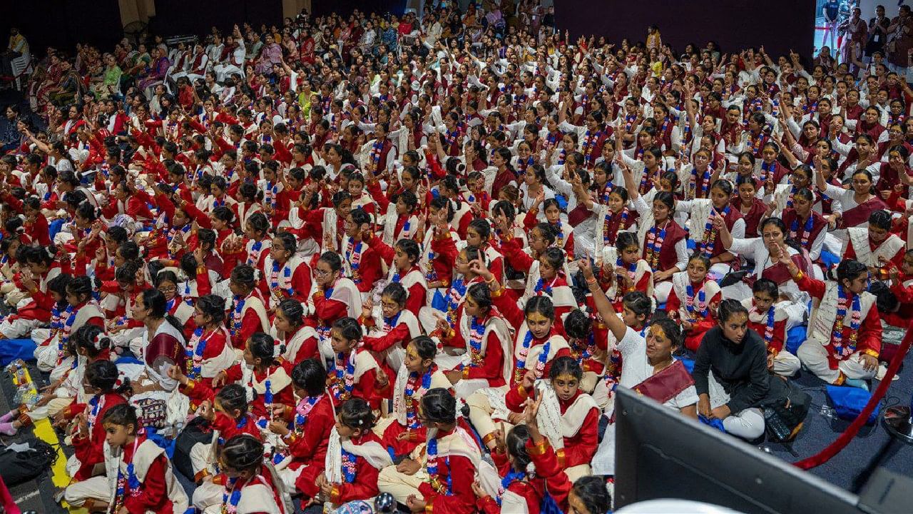 महंत स्वामी महाराजांची दृष्टी आध्यात्मिक तर होतीच, पण वैज्ञानिकही होती. त्यांनी सांगितले की संस्कृत उच्चाराला शुद्धता, शब्दसंपत्तीला समृद्धी आणि बुद्धीला तीक्ष्णता देते. नियमित संस्कृत श्लोकजप एकाग्रता, स्पष्टता आणि मानसिक पवित्रता वाढवते. हे आज आधुनिक विज्ञानही मान्य करते. त्यामुळे त्यांनी संस्कृतला फक्त धार्मिक भाषा नव्हे, तर अंतःशिस्त आणि आत्मपरिवर्तनाचे “आध्यात्मिक विज्ञान” म्हटले आहे.