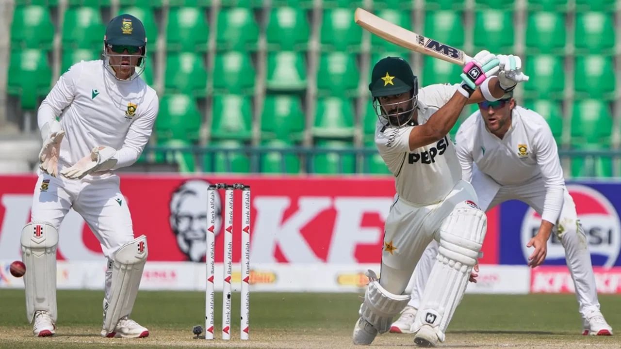 अब्दुल्लाह शफीकने दक्षिण आफ्रिकेविरुद्ध 2 सामन्यांमध्ये 26.5 च्या सरासरीने एकूण 106 धावा केल्या. त्याच्या कामगिरीवरुन त्याला प्रश्न विचारता तो पत्रकारांनाच सल्ला देतोय. (Photo Credit : PTI)