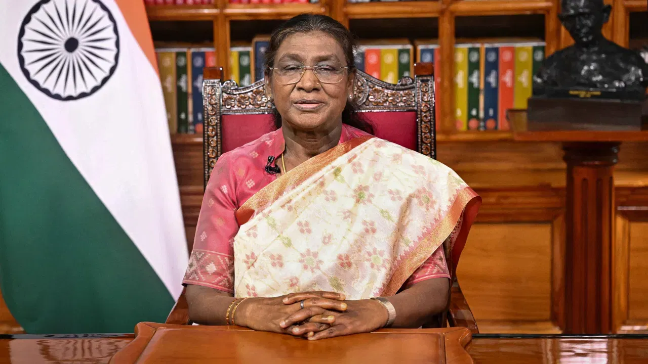 राष्ट्रपतींना मासिक 5 लाख रुपये पगार मिळतो. तसेच त्यांना अनेक करमुक्त भत्ते देखील मिळतात. त्यांना मोफत रेल्वे आणि विमान प्रवास मिळतो. तसेच त्यांना सरकारी घर आणि सुरक्षा मिळते. 