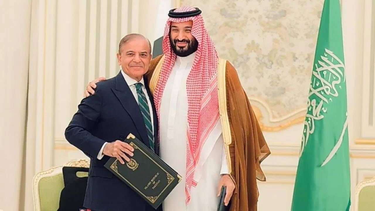 Saudi Arabia-Pakistan : डिफेन्स डीलनंतर सौदी अरेबियाकडून पाकिस्तानला दुसरं मोठं गिफ्ट, एकाचवेळी 30 लाख लोकांचं नशीब पालटणार
