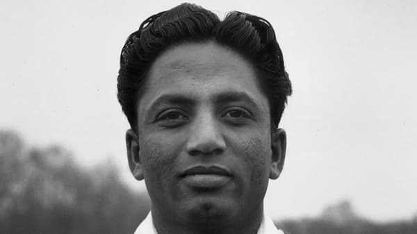 पाकिस्तानचे सर्वात वयस्कर आणि माजी क्रिकेटपटू वजीर मोहम्मद याचं निधन झालं आहे. वजीर मोहम्मद यांनी वयाच्या 95 व्या वर्षी अखेरचा श्वास घेतला. वजीर मोहम्मद हे बर्मिंघममध्ये वास्तव्यास होते. (Photo Credit : Douglas Miller/Keystone/Getty Images)