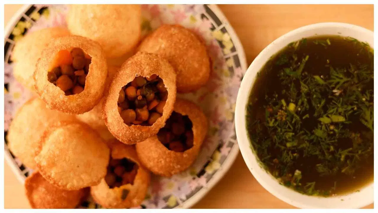 पाणीपुरी खाण्याचा आणखी एक फायदा म्हणजे, पाणीपुरीचे पाणी पोटातील गॅस आणि अपचन दूर करण्यास मदत करते. या पाण्यामुळे पचन सुधारते आणि पोट हलके होते.  