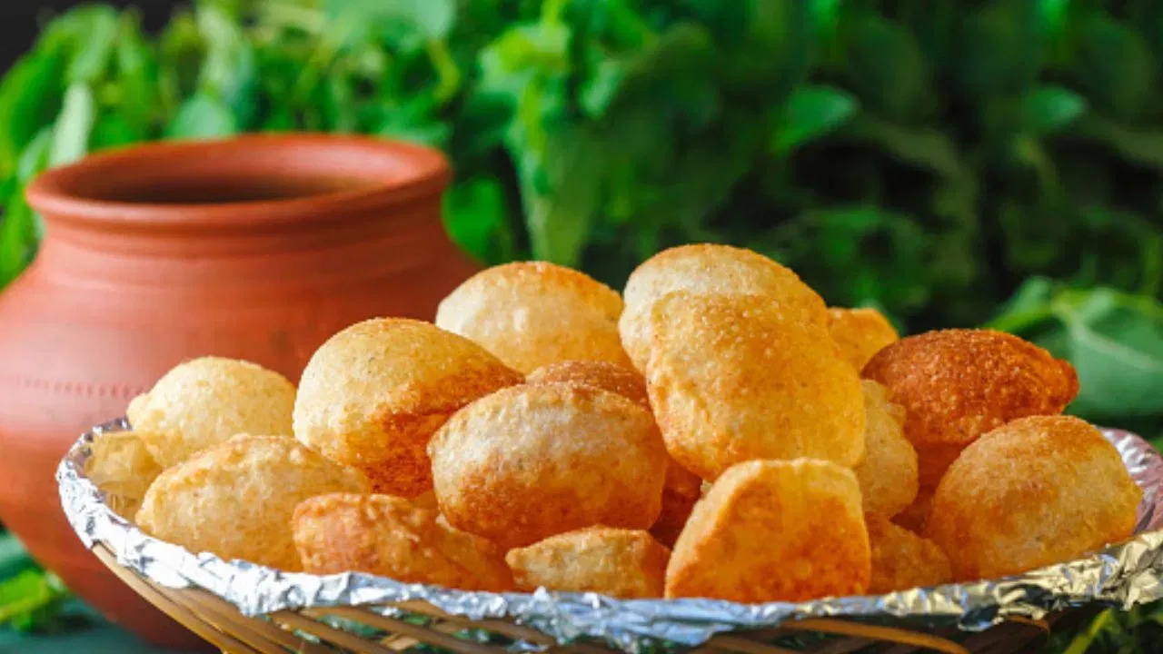 पुदिना आणि कोथिंबीर यांच्यातील अँटीबॅक्टेरियल गुणधर्म तोंडातील बॅक्टेरिया नष्ट करतात. यामुळे तोंडाची दुर्गंधी दूर होते आणि फ्रेश वाटते. पाणीपुरीची गोड आणि आंबट चव मेंदूमध्ये हॅप्पी हार्मोन्स सोडते, त्यामुळे तणाव कमी होतो.   