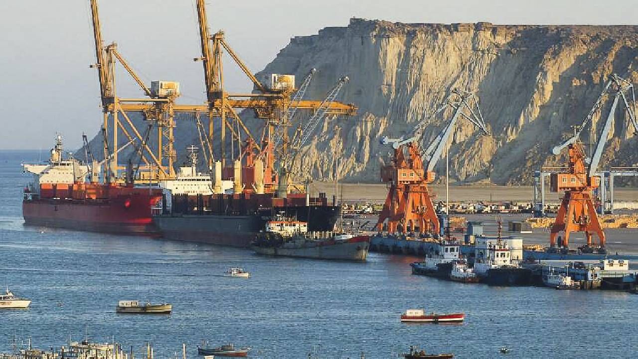 टॅरिफपेक्षाही 100 पट्टीने मोठे संकट, पाकिस्तानचा अमेरिकेला थेट अरबी समुद्रातील या बंदरचा प्रस्ताव, व्यापार धोक्यात, भारत-चीन..