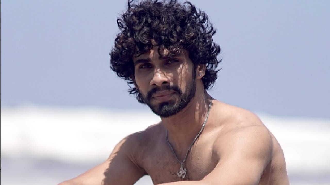 हा अभिनेता दुसरा तिसरा कोणी नसून पवन चौरे आहे. त्याने गौतमीवर सडकून टीका केली आहे. नेमकं तो काय म्हणाला जाणून घ्या..