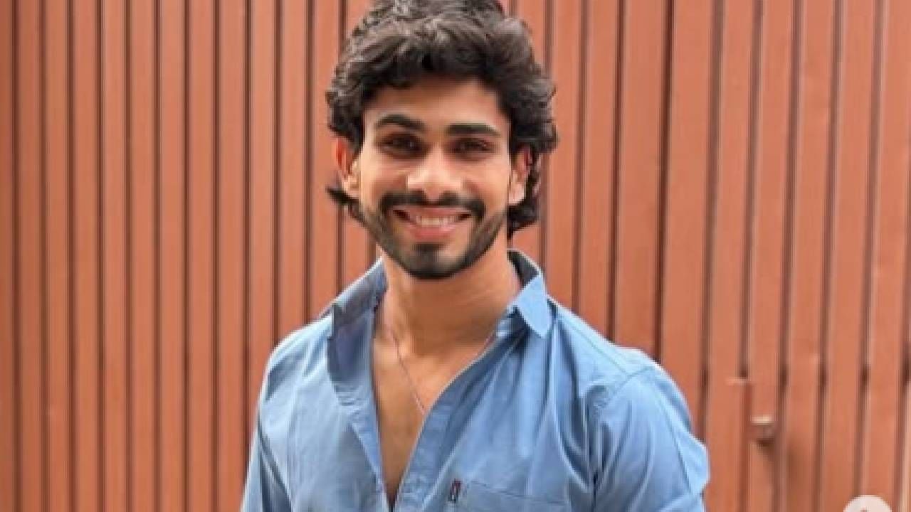 अभिनेता संतापून पुढे म्हणाला, बिचाऱ्या रिक्षाचालकाला किती लागलय, त्याचे काय झाले आहे? याची चौकशी न करता तू तेथून पळ काढला. कारण तुझे काळे धंदे बाहेर आले असते. आज रिक्षाचालक दीनानथ रुग्णालयात व्हेंटीलेटरवर आहे. या घटनेला चार दिवस झाले तरी तू साधं एक माणुसकीच्या३ नात्याने विचारपुसही केली नाहीस. हेच तुझे संस्कार आहेत का? 