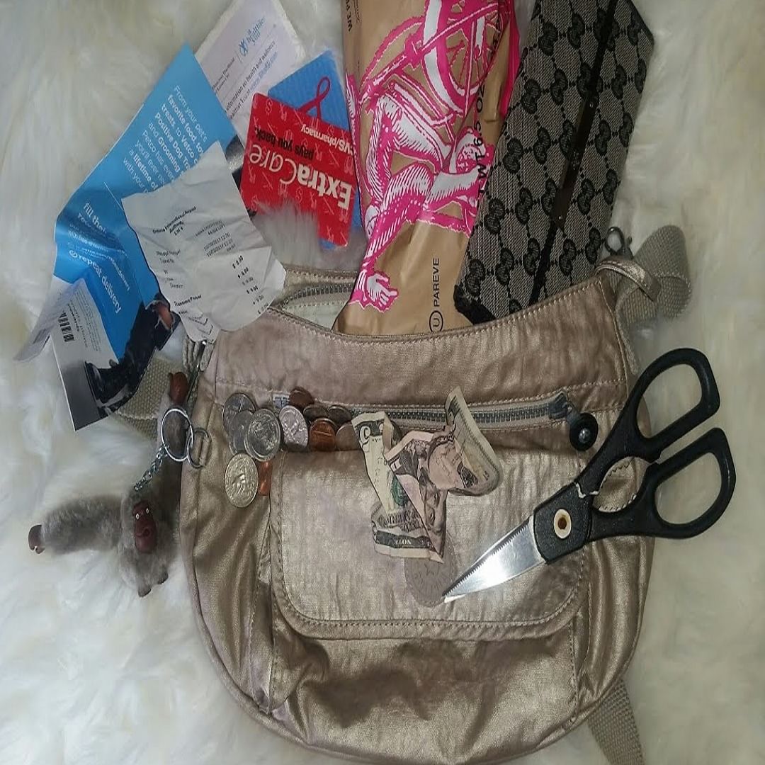 लोक अनेकदा पर्समध्ये चाव्या किंवा नेलकटरही ठेवतात किंवा काहीजण लहान कात्री ठेवतात.  परंतु वास्तुनुसार हे शुभ मानले जात नाही. यामुळे आर्थिक अडचणी येऊ शकतात.