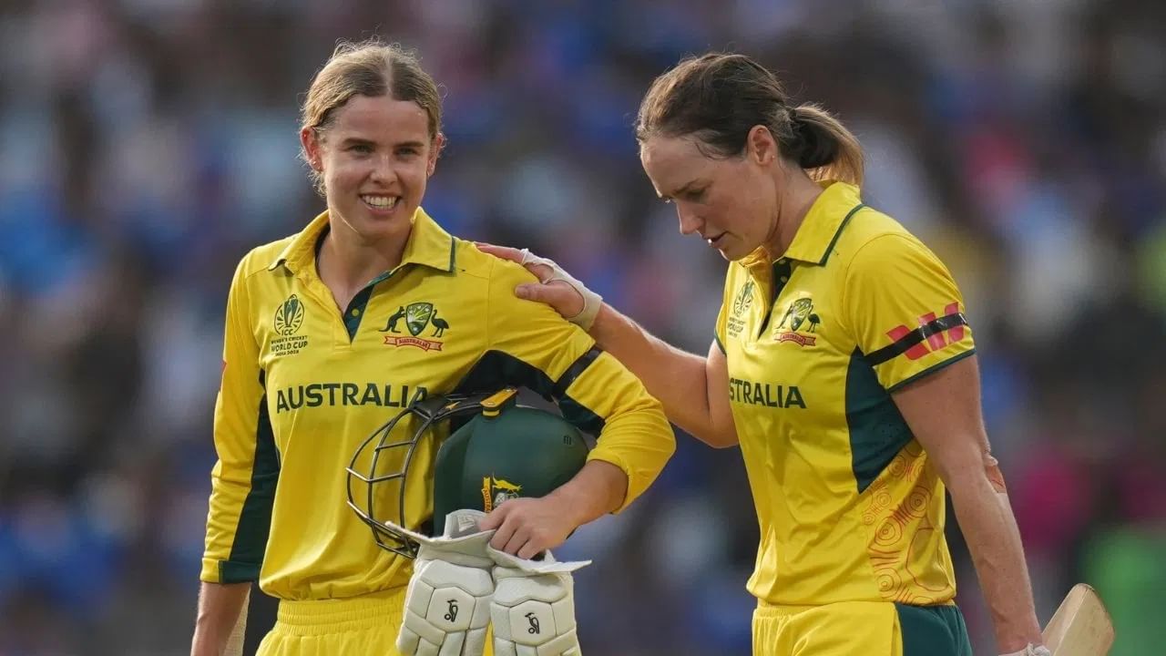ऑस्ट्रेलियाने वूमन्स वर्ल्ड कप 2025 स्पर्धेतील सेमी फायनलमध्ये टीम इंडिया विरुद्ध 300 पार मजल मारली. ऑस्ट्रेलियाने 338 धावा केल्या. ऑस्ट्रेलियाने या स्फोटक बॅटिंगसह अनेक रेकॉर्ड्स केले. (Photo Credit : PTI)