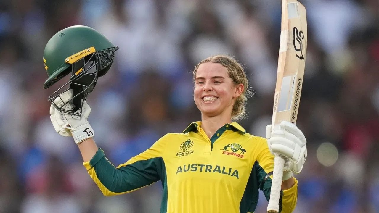 ऑस्ट्रेलियाची ओपनर फोबी लिचफिल्ड हीने भारतात टीम इंडिया विरुद्ध दुसरं एकदिवसीय शतक झळकावलं. फोबीने 119 रन्स केल्या. फोबीने 77 चेंडूत शतक केलं. फोबी यासह वर्ल्ड कप स्पर्धेतील बाद फेरीत सामन्यात वेगवान शतक करणारी फलंदाज ठरली. तसेच फोबी बाद फेरीत शतक करणारी सर्वात युवा महिला क्रिकेटर ठरली. फोबीने 22 वर्ष 195 व्या दिवशी ही कामगिरी केली.  (Photo Credit : PTI)