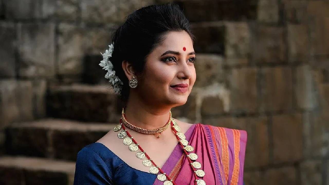 आज प्राजक्ता मराठी चित्रपटसृष्टीमधील लोकप्रिय अभिनेत्री आहे. तिने स्वत:ची अशी वेगळी ओळख निर्माण केली आहे. तिचा चाहता वर्ग देखील मोठा आहे. प्राजक्ता विषयी जाणून घेण्यासाठी चाहते कायमच आतुर असतात.