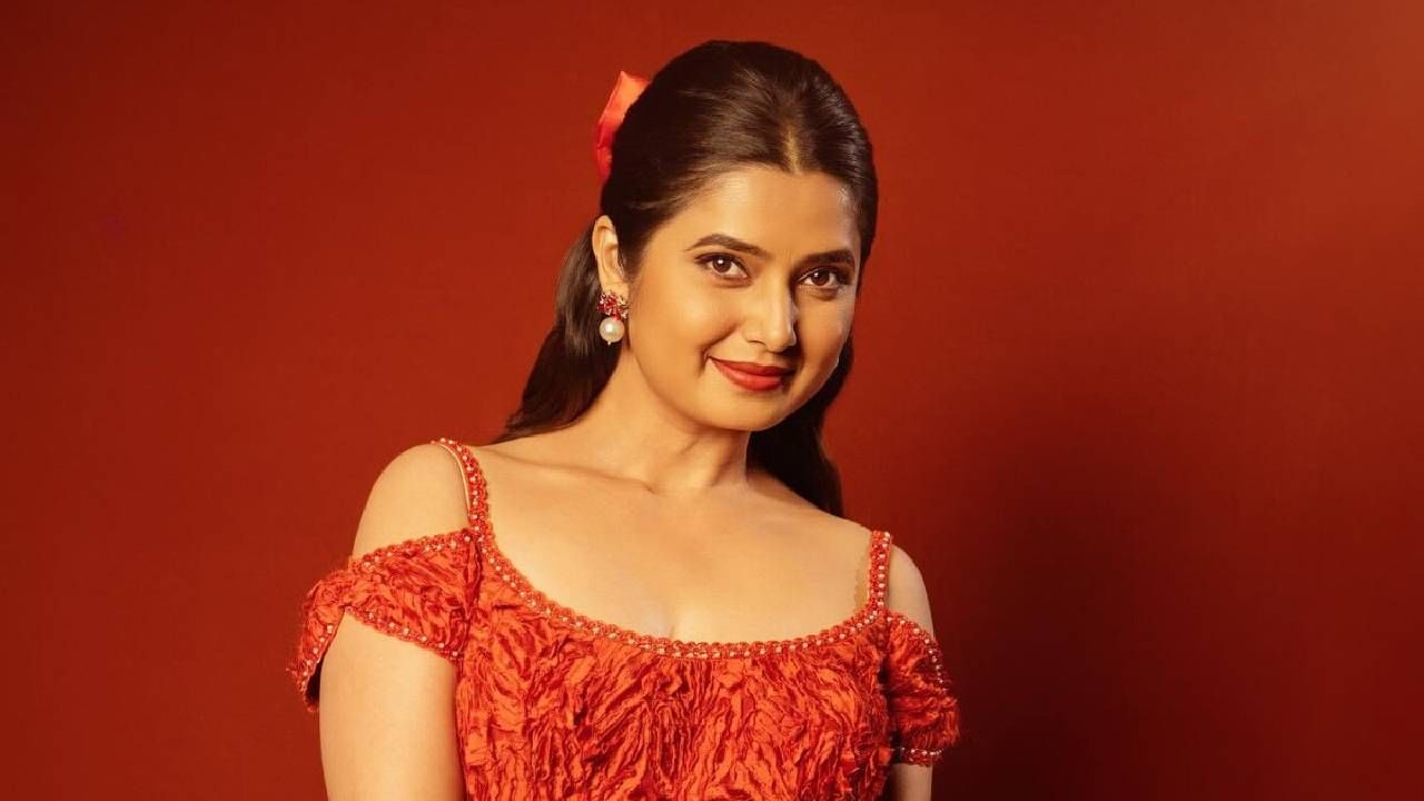 प्राजक्ताने अनेक चित्रपटांमध्ये काम केले आहे. ती एका चित्रपटासाठी जवळपास 20 ते 25 लाख रुपये फी घेत असल्याचे म्हटले जाते. याबाबत कोणतीही अधिकृत माहिती समोर आलेली नाही. पण तिच्या कमाईतील सर्वाधिक वाटा हा चित्रपट आणि मालिकांमध्ये काम करुन मिळतो.