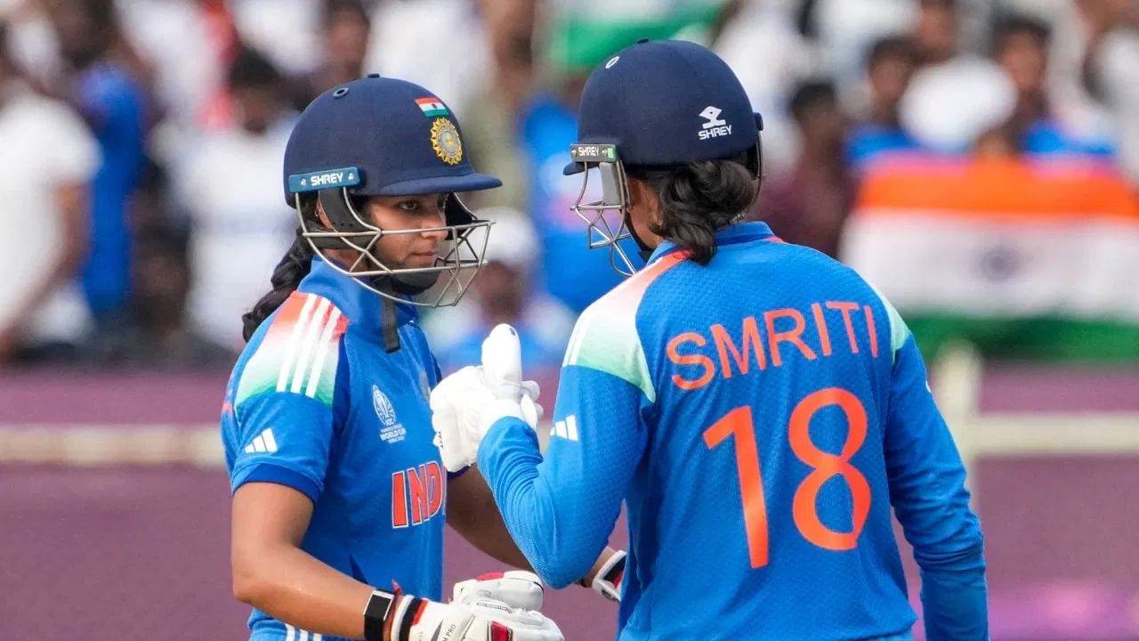 टीम इंडियाच्या बॅटिंगचा हा 36 चा आकडा आहे. टीम इंडियाला प्रतिका रावल आणि स्मृती मंधाना या जोडीने भारताला 155 धावांची भागीदारी करुन दिली. त्यानंतर हरलीन देओल, ऋचा घोष, आणि जेमीमा रॉड्रिग्ज या त्रिकुटाने वेगाने धावा करुन टीम इंडियाला 300 धावांच्या जवळ पोहचवलं. त्यामुळे टीम इंडियाचा स्कोअर 42.5 ओव्हरमध्ये 4 आऊट 294 असा होता. त्यामुळे टीम इंडियाला सहज 350 पर्यंत पोहचण्याची संधी होती. (Photo Credit: PTI)