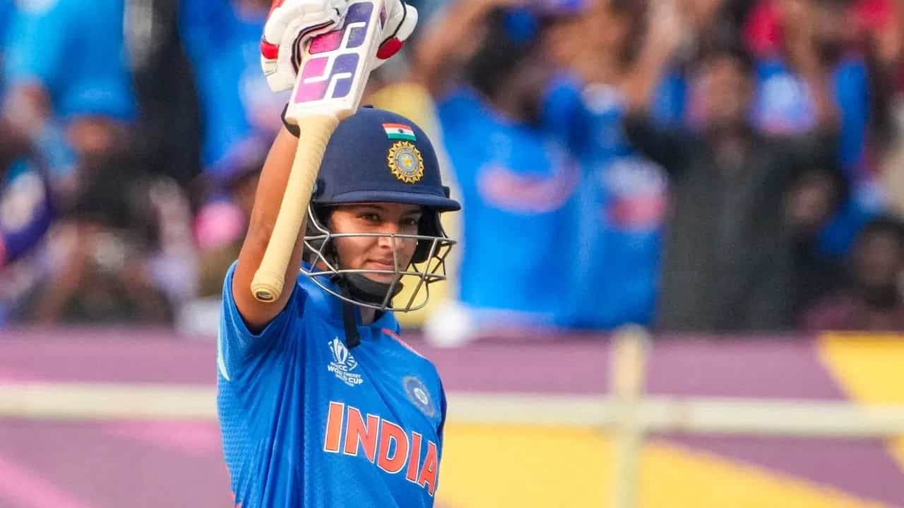 आयसीसी वनडे वूमन्स वर्ल्ड कप 2025 स्पर्धेत यजमान टीम इंडियाला आपल्या पहिल्या 5 सामन्यांमध्ये अपवाद वगळता काही खास करता आलं नाही. त्यामुळे खेळाडूंसह टीमवरही टीका करण्यात आली. टीम इंडियाची ओपनर प्रतिका रावल हीच्या कामगिरीवरही प्रश्न उपस्थित करण्यात आले. मात्र प्रतिकाने उपांत्य फेरीच्या दृष्टीने अटीतटीच्या सामन्यात 134 बॉलमध्ये 122 रन्स करत वादळी खेळी केली. प्रतिकाने न्यूझीलंड विरूद्धच्या सामन्यातील या खेळीसह खोऱ्याने रेकॉर्ड्स केले आहेत. (Photo Credit : PTI)