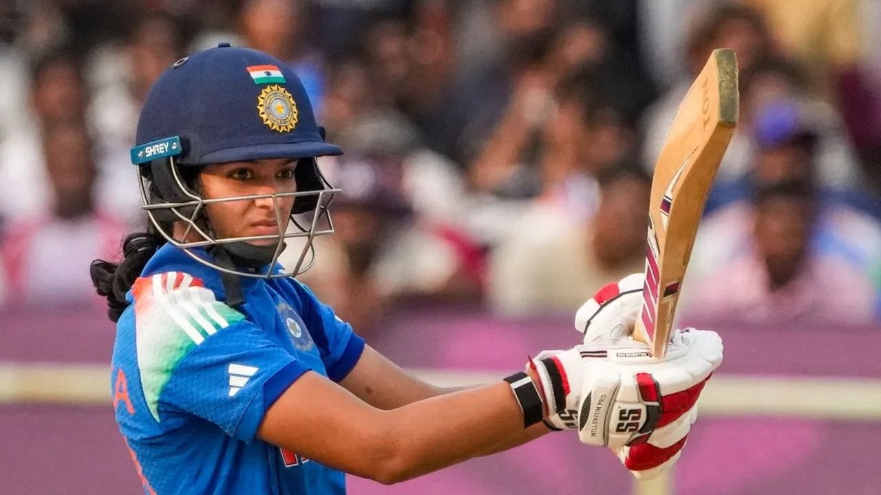 प्रतिकाने अवघ्या 23 व्या डावात 1 हजार एकदिवसीय धावा पूर्ण करण्याची कामगिरी केली. प्रतिकाने यासह लिंडसे रीलर यांच्या वर्ल्ड रेकॉर्डची बरोबरी केली. (Photo Credit : PTI)