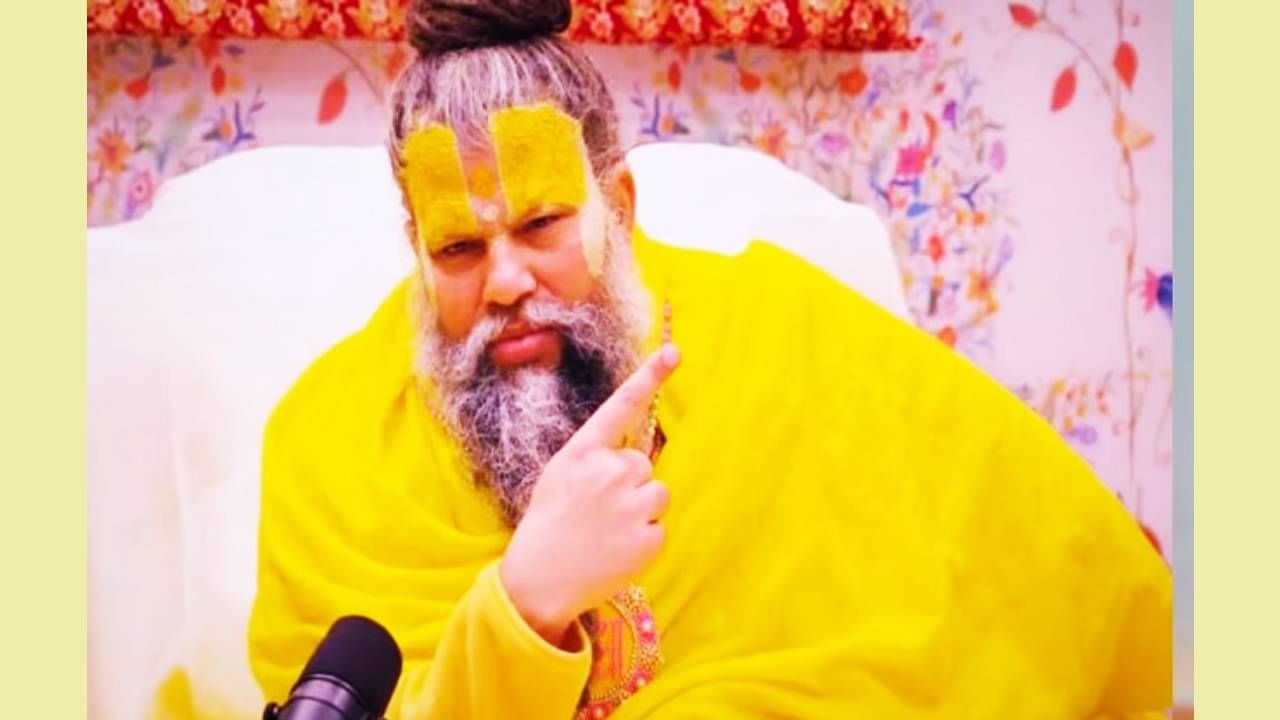 वृंदावन येथील प्रेमानंद महाराजांचे प्रवचन अनेकांसाठी मार्गदर्शक ठरत आहेत. या प्रवचनातून जीवन कसे जगावे आणि चिंता मुक्त कसे रहावे यासह अनेक विषयांवर त्यांचे विचार प्रेरणा देतात. त्यांचा जबरदस्त फॅन फॉलोइंग आहे.