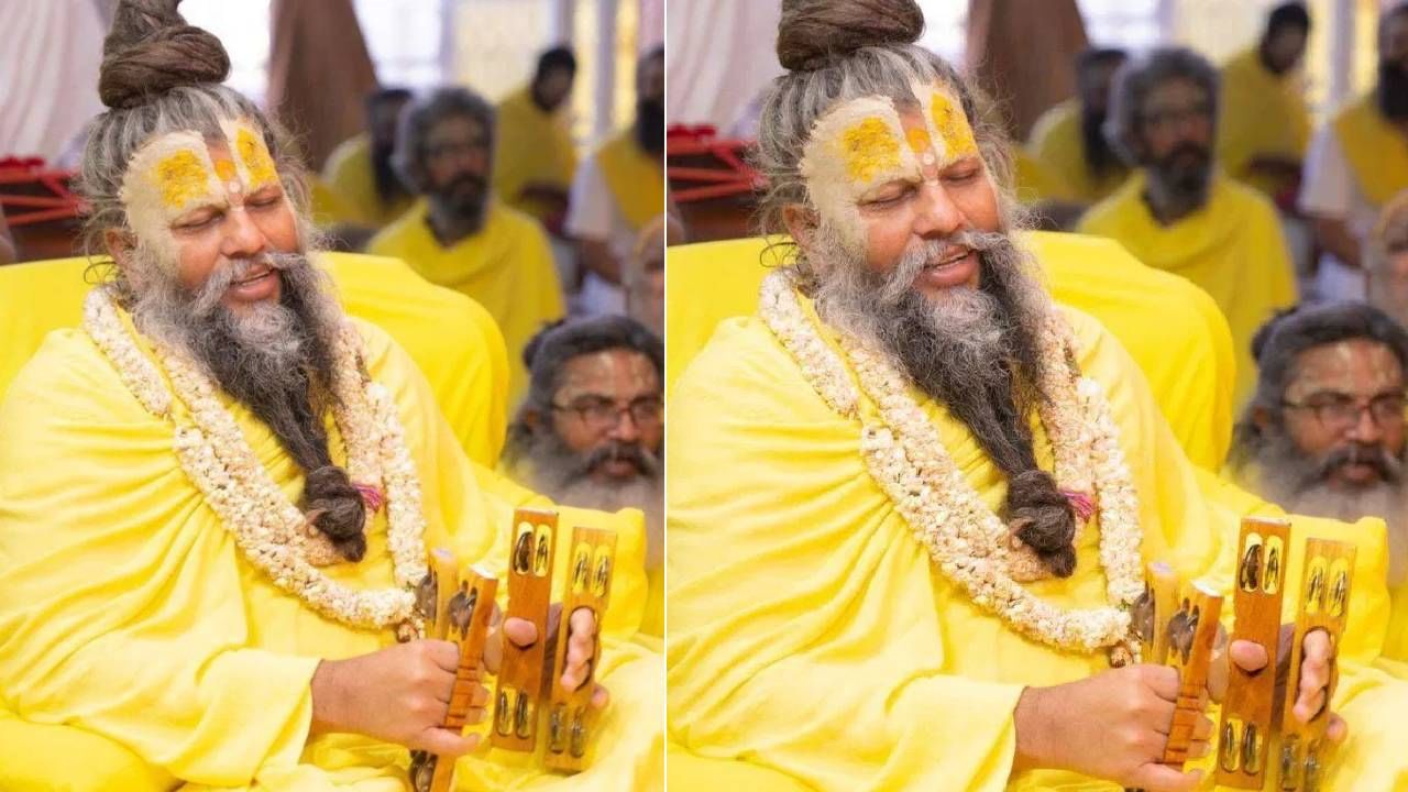 खोटं बोलून कार्यालयातून सुट्टी घेणं योग्य आहे की नाही असा प्रश्न अनेकांच्या मनात येतो. कलयुग आहे, तेच मनुष्याला खोटं बोलण्यासाठी प्रेरित करत आहे. पण खोटं बोलण योग्य नाही. मग अडचणीचा सामना करावा लागला तरी हरकत नाही. पण सत्याचा मार्ग सोडू नका असे प्रेमानंद महाराज म्हणाले.