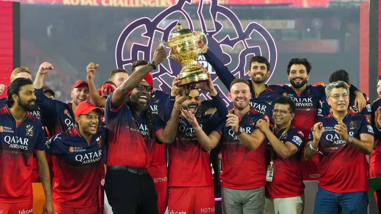आयपीएल 2026 स्पर्धेपूर्वी गतविजेचा रॉयल चॅलेंजर्स बंगळुरु नव्या मालकाच्या शोधात आहे. फ्रेंचायझीची किंमत अंदाजे 17587 कोटी रुपयांच्या घरात असल्याचं बोललं जात आहे. क्रिकबझच्या बातमीनुसार, सहा कंपन्यांनी फ्रेंचायझी खरेदीसाठी पुढाकार घेतला आहे. त्यामुळे किंमतीच्या अधिक रक्कमही मिळू शकते. आयपीएल संघाची मालकी असलेली कंपनीही या शर्यतीत उतरली आहे. (Photo- PTI)