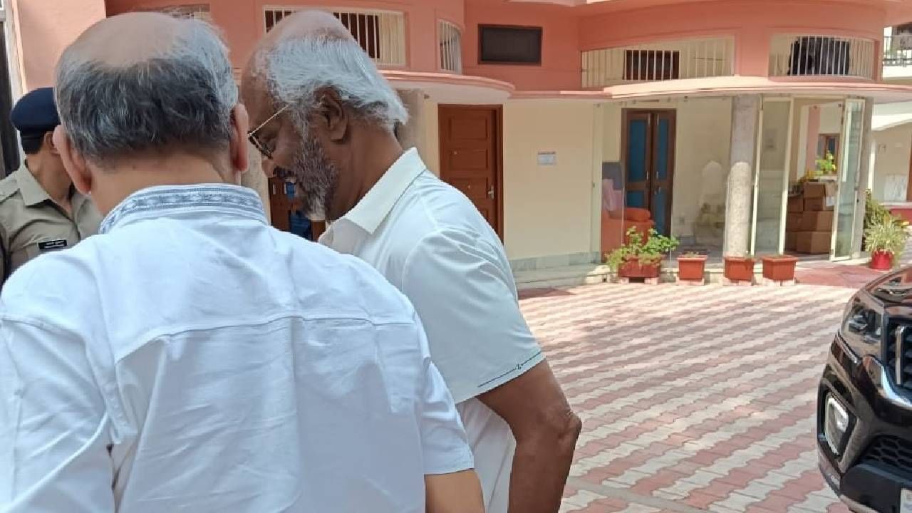 रजनीकांत हे सध्या ऋषिकेशमध्ये आहेत. त्यांनी शनिवारी स्वामी दयानंद आश्रमाला भेट दिली आणि तेथे थोडा वेळ घालवला. दरम्यान त्यांनी स्वामी दयानंद यांना देखील श्रद्धांजली वाहिली.