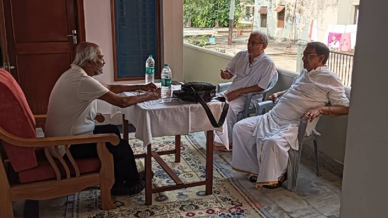 रजनीकांत यांनी फिल्म इंडस्ट्रीमधून ब्रेक घेऊन आध्यात्मिक यात्रेला जाण्याचा निर्णय घेतला आहे. या यात्रेचे त्यांचे फोटो सोशल मीडियावर व्हायरल झाले आहेत.