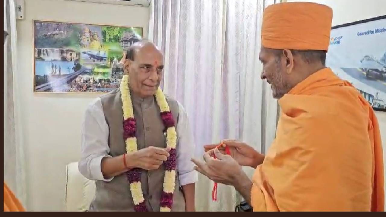 भारताची प्रगती, शांती आणि सुरक्षेसाठी परमपूज्य महंत स्वामी महाराज यांचे आशीर्वाद मिळाल्याचे संरक्षणमंत्र्यांनी स्पष्ट केले. 