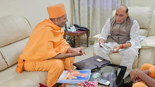 केंद्रीय संरक्षणमंत्री राजनाथ सिंह यांनी नाशिकमध्ये बीएपीएस संतांची भेट घेतली. त्यांनी बीएपीएस स्वामीनारायण संस्थेच्या संतांना दिवाळीच्या शुभेच्छा दिल्या. आध्यात्मिक प्रेरणा आणि मानव सेवेसाठी संस्थेच्या कार्याची माहिती त्यांना देण्यात आली.