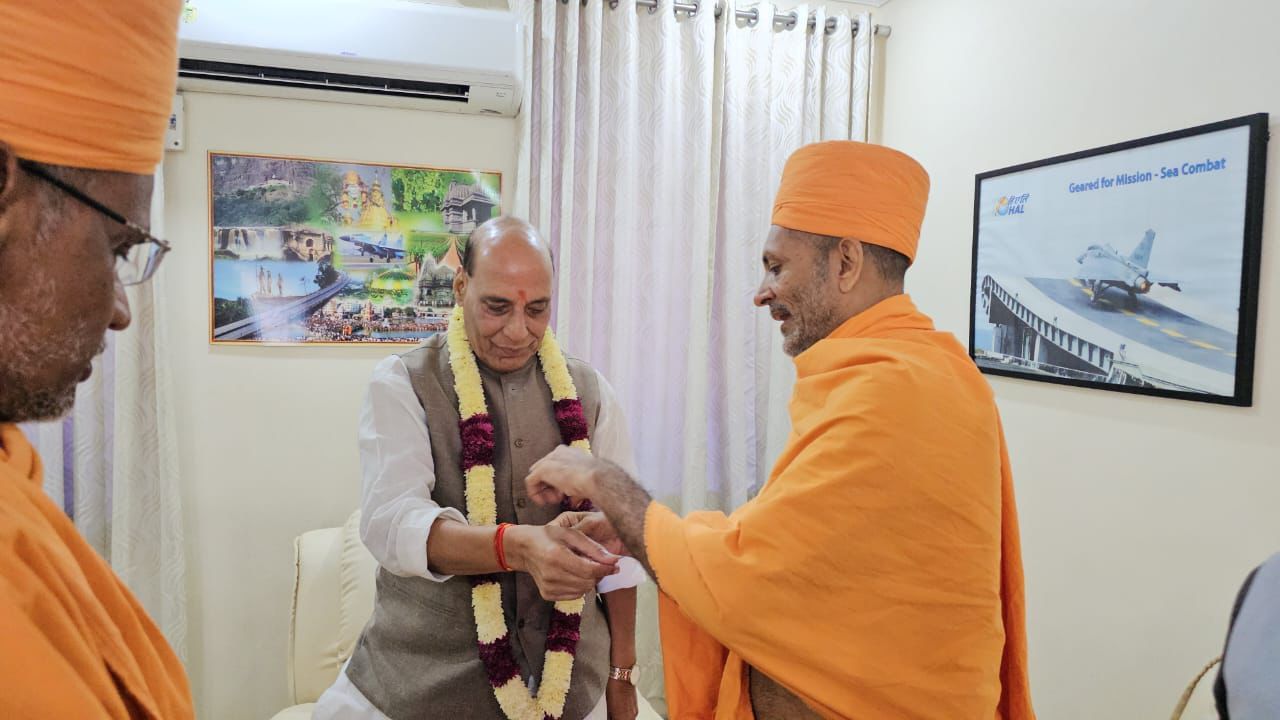 दीपावलीच्या शुभ पर्वावर आज नाशिकमध्ये एक विशेष सभेचे आयोजन करण्यात आले होते. संरक्षण मंत्री राजनाथ सिंह आणि बीएपीएस स्वामी नारायण संस्थेचे संत यामध्ये सहभागी झाले.