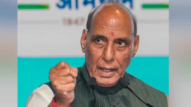 स्वदेशी बनावटीचे तेजस लढाऊ विमानाचे राजनाथ सिंह यांच्या हस्ते उद्धाटन, विमानाची भरारी..