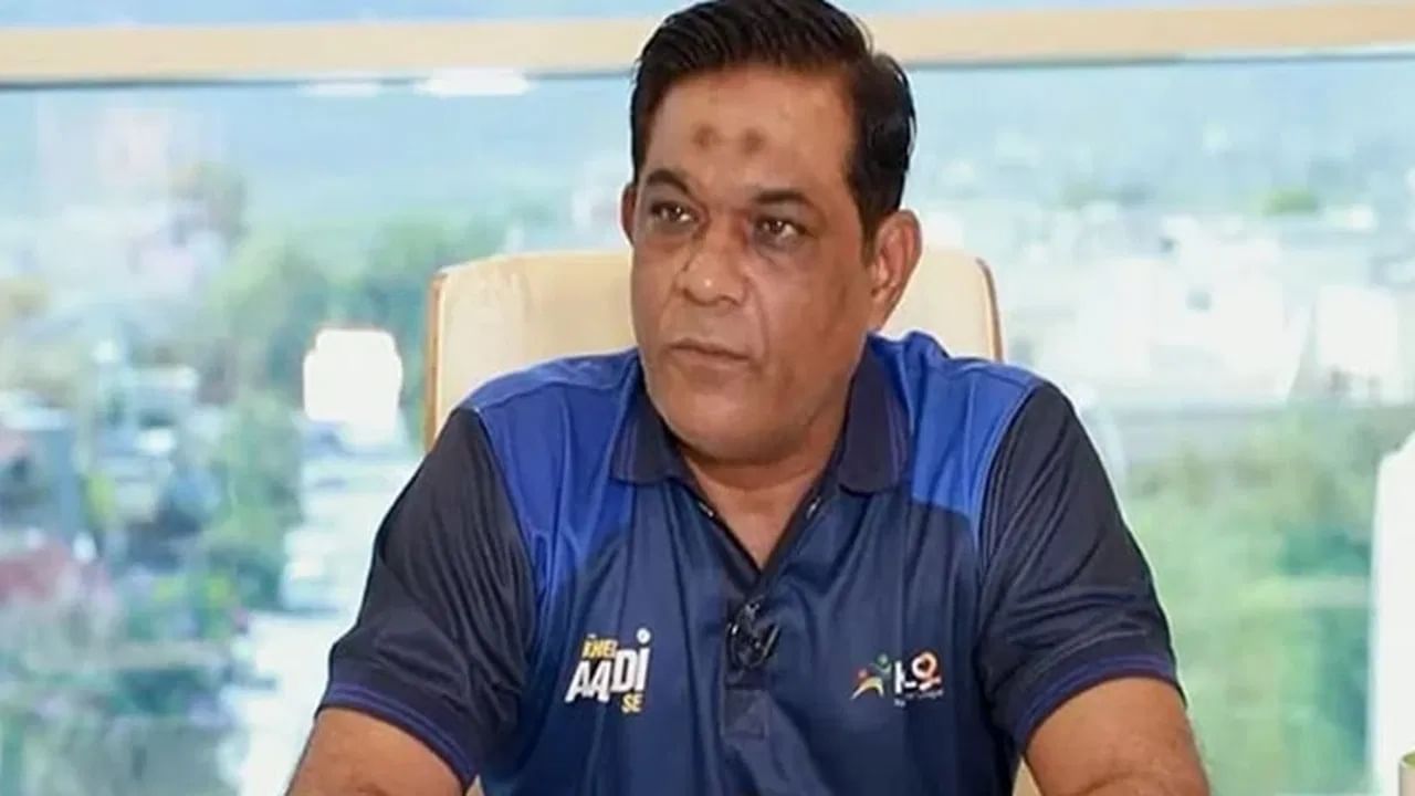 पाकिस्तानचे माजी कर्णधार आणि विकेटकीपर राशिद लतीफ यांनी ओपनर अब्दुल्लाह शफीक याला चांगलंच सुनावलं आहे. धावा करत नाहीस तर किमान शिस्तीत बोलावं, अशा शब्दात लतीफ यांनी शफीकची कानऊघडणी केली आहे. (Photo Credit : PTI)