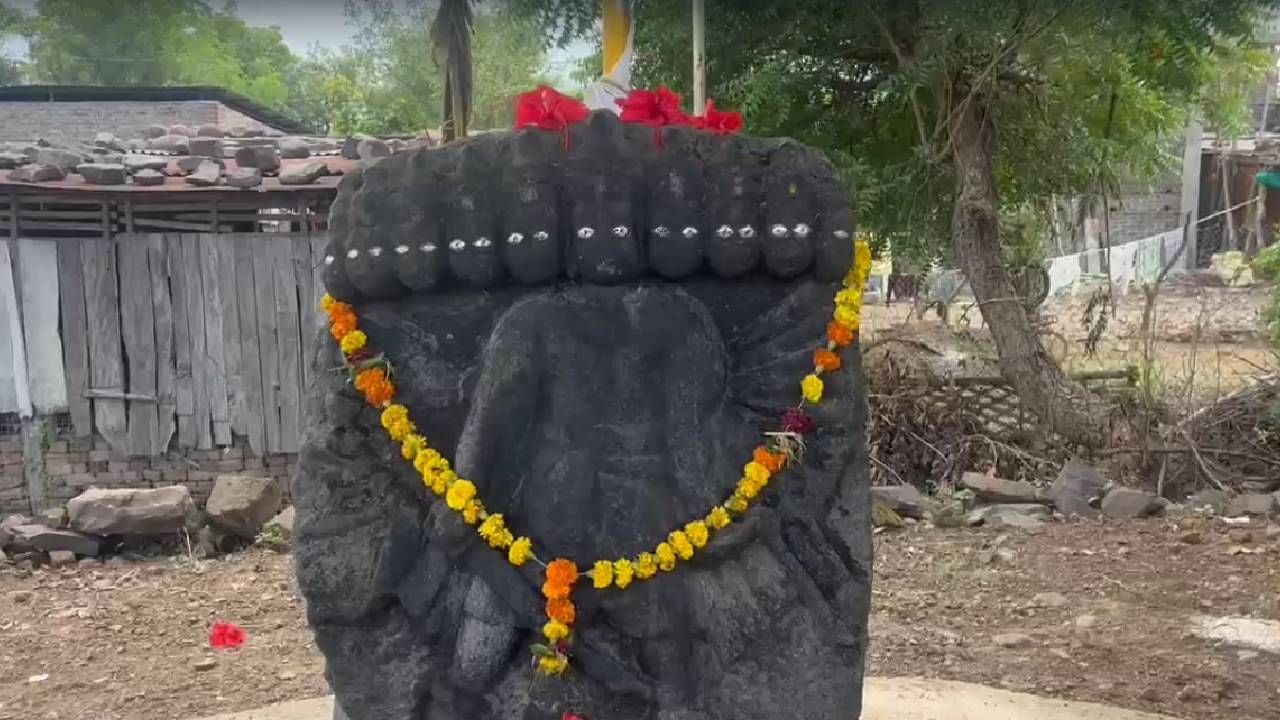 रावणाच्या सद्गुणांमुळे इथं त्याची पूजा केली जाते. या गावात तब्बल 300 वर्षांपासूनची ही परंपरा आजही जोपासली जातेय. वाईट ते सोडावं आणि चांगलं ते घ्यावं अशी शिकवण आपल्या संस्कृतीने दिली आहे. दशानन रावणात अनेक दुर्गुण होते, पण काही चांगले गुणही होते. याच गुणांसाठी सांगोळ्यात त्याची पूजा करण्यात येते.
