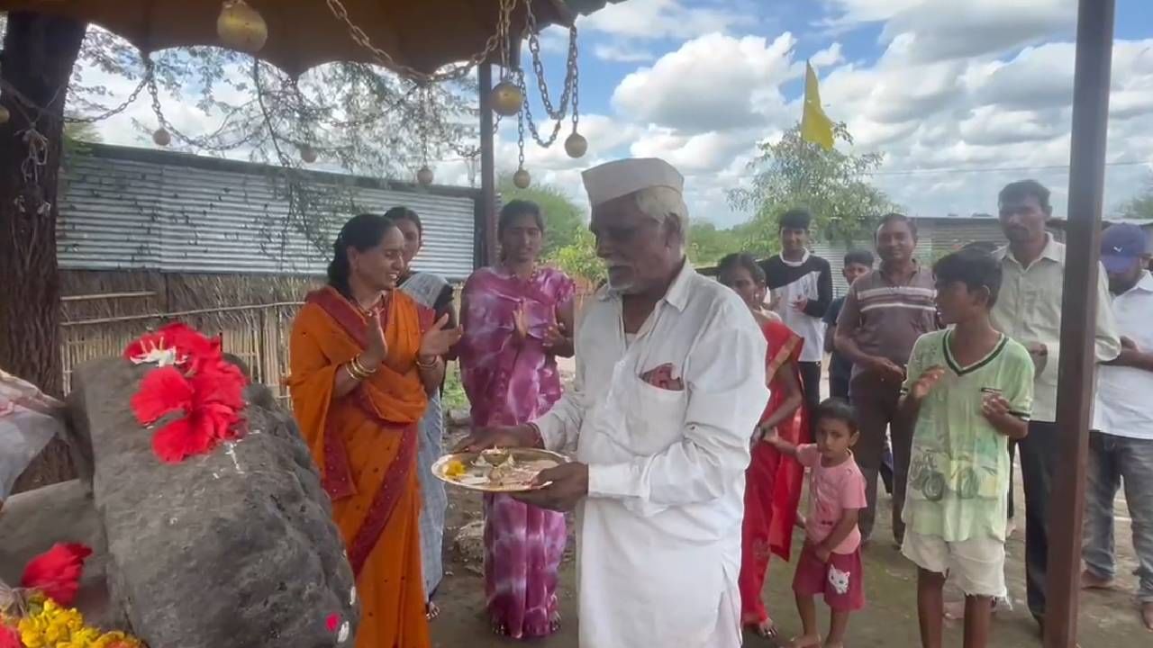 रावण कपटी, अहंकारी होता. अमर्याद भोगलालसा आणि महत्त्वाकांक्षा या अवगुणांमुळे त्यात असुरी वृत्ती होती. पण रावणातील हे  दुर्गुण बाजूला सारले तर त्याच्यातील गुणांचं दर्शन होतं, असं इथल्या गावकऱ्यांचं मत आहे. 
