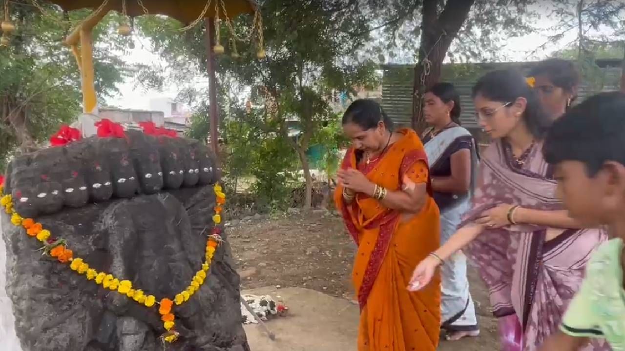 अकोला जिल्हातील पातूर तालुक्यातल्या वाडेगाव नजीक सांगोळा हे गाव आहे. या गावाच्या पूर्वेस एका ओट्यावर रावणाची पुरातन दगडाची मूर्ती आहे. हे मंदिर या गावाचं वैशिष्ट्य तसंच श्रद्धास्थानही आहे. 
