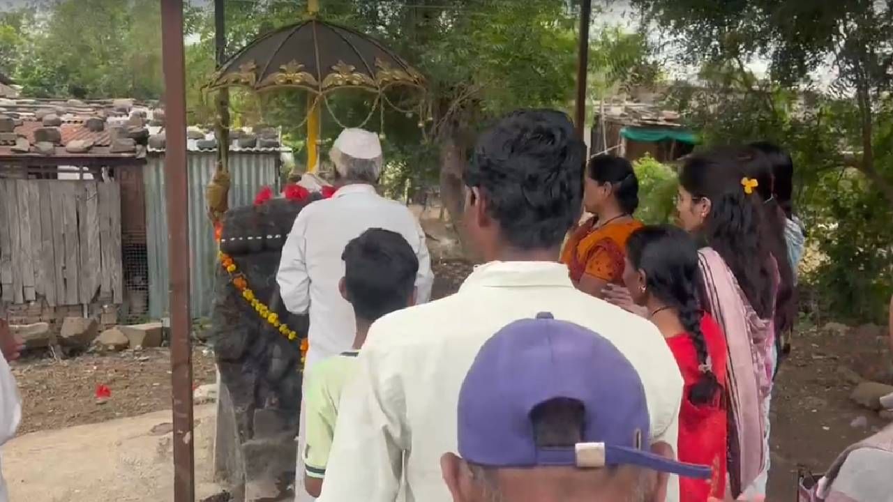 अवघ्या भारतवर्षात मर्यादा पुरुषोत्तम श्रीरामाची पूजा होणं आणि त्यांचा शत्रू म्हणून खलनायकत्व मिळालेल्या रावणाची हेटाळणी होणं, यात आश्चर्य ते काय?  परंतु अकोला जिल्ह्यातील सांगोळा त्याला अपवाद आहे. इथे चक्क रावणाची पूजा केली जाते. 
