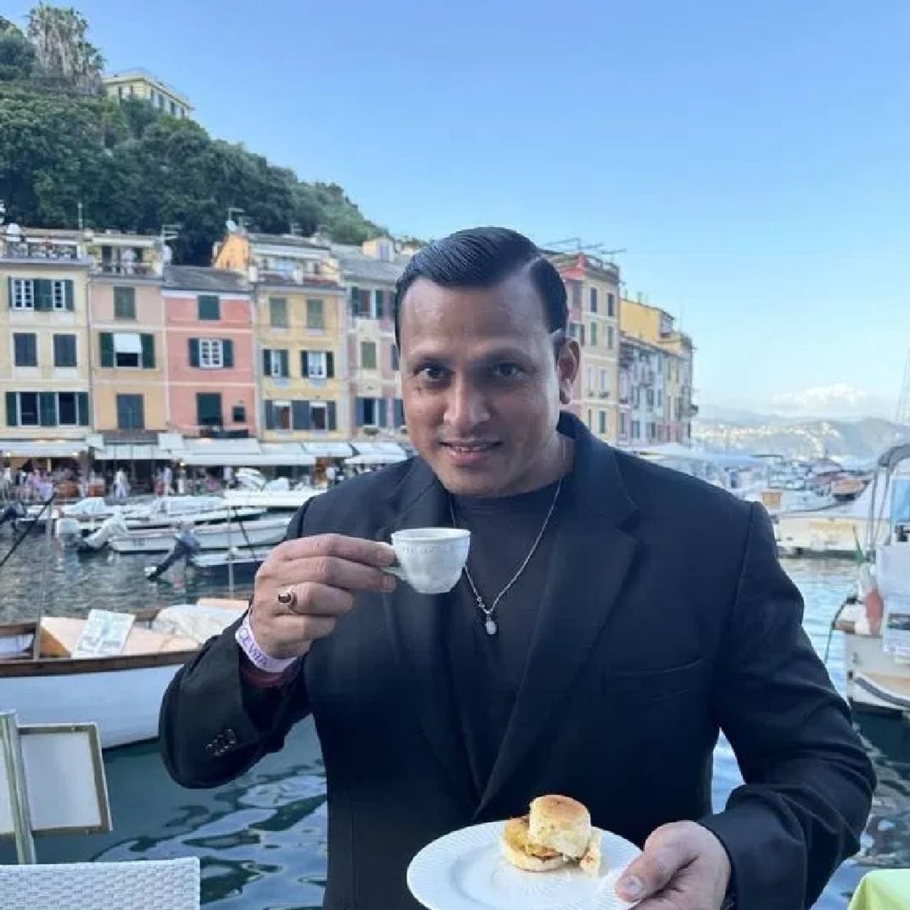 शाहरुख खानच्या बॉडीगार्डच नाव रवी सिंह आहे.तो मागच्या 10 वर्षांपासून शाहरुख सोबत आहे. फक्त शाहरुखच नाही, त्याच्या संपूर्ण कुटुंबासाठी रवी नेहमी तयार असतो. अनेक प्रसंगात रवी शाहरुख सोबत दिसतो. या दरम्यान रवी पत्नीसोबतच्या करवा चौथच्या फोटोंमुळे चर्चेत आहे. 