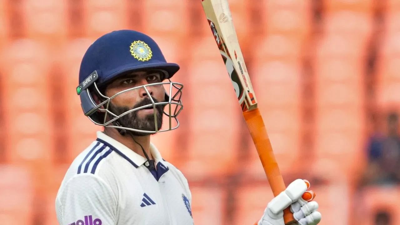 जडेजाने कसोटी कारकीर्दीत आतापर्यंत 86 कसोटी सामन्यांमध्ये 3 हजार 990 धावा केल्या आहेत. तसेच या दिग्गज ऑलराउंडरने 334 विकेट्स मिळवल्या आहेत. तर कपिल देव यांनी त्यांच्या कारकीर्दीतील 131 कसोटी सामन्यांमध्ये 5 हजार 248 धावा केल्या होत्या. तसेच 434 विकेट्सही मिळवल्या. (Photo Credit : PTI)