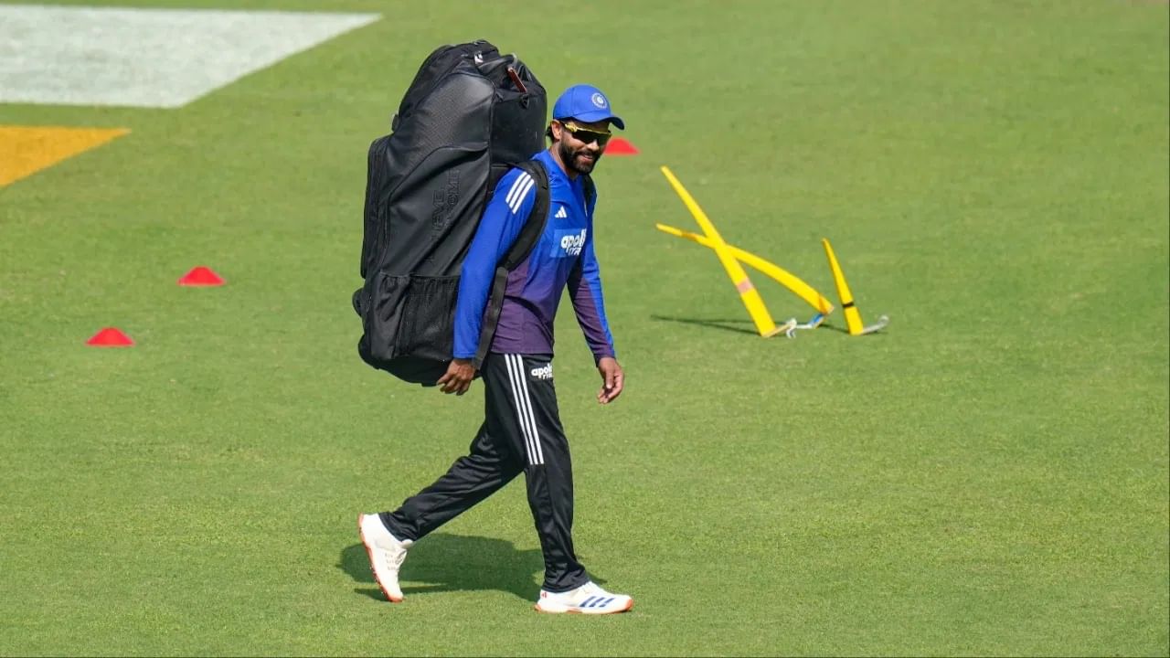 टीम इंडियाचा ऑलराउंडर रवींद्र जडेजा इतिहास घडवण्याच्या उंबरठ्यावर आहे. जडेजाच्या बॅटमधून या सामन्यात निघणारी दहावी धाव ऐतिहासिक आणि अविस्मरणीय अशी ठरणार आहे. (Photo Credit: PTI)