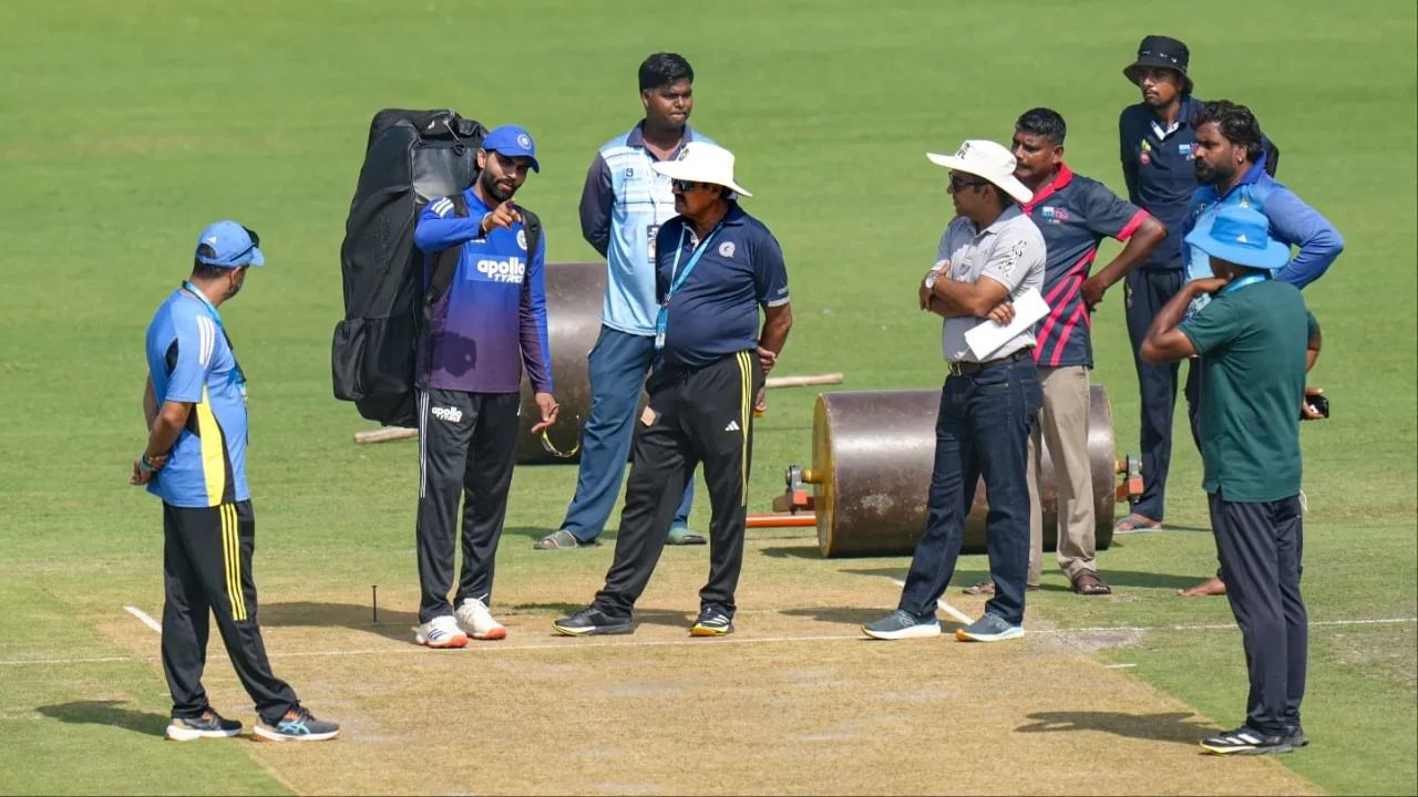 कसोटी क्रिकेटच्या इतिहासात आतापर्यंत एकूण तिघांनीच 300 विकेट्स आणि 4 हजार धावा करण्याचा विक्रम केला आहे. या तिघांमध्ये एका भारतीयाचा समावेश आहे. कपिल देव, इयान बॉथम आणि डॅनियल व्हीटोरी या तिघांनी ऐतिहासिक कारनामा केला आहे. व्हीटोरी अशी कामगिरी करणारा तिसरा आणि शेवटचा खेळाडू आहे. व्हीटोरीने 16 जानेवारी 2012 रोजी झिंबाब्वे विरुद्ध 300 विकेट्स आणि 4 हजार धावा हा टप्पा पूर्ण केला होता. आता जडेजाकडे या खास क्लबमध्ये पोहचण्याची संधी आहे. (Photo Credit: PTI)