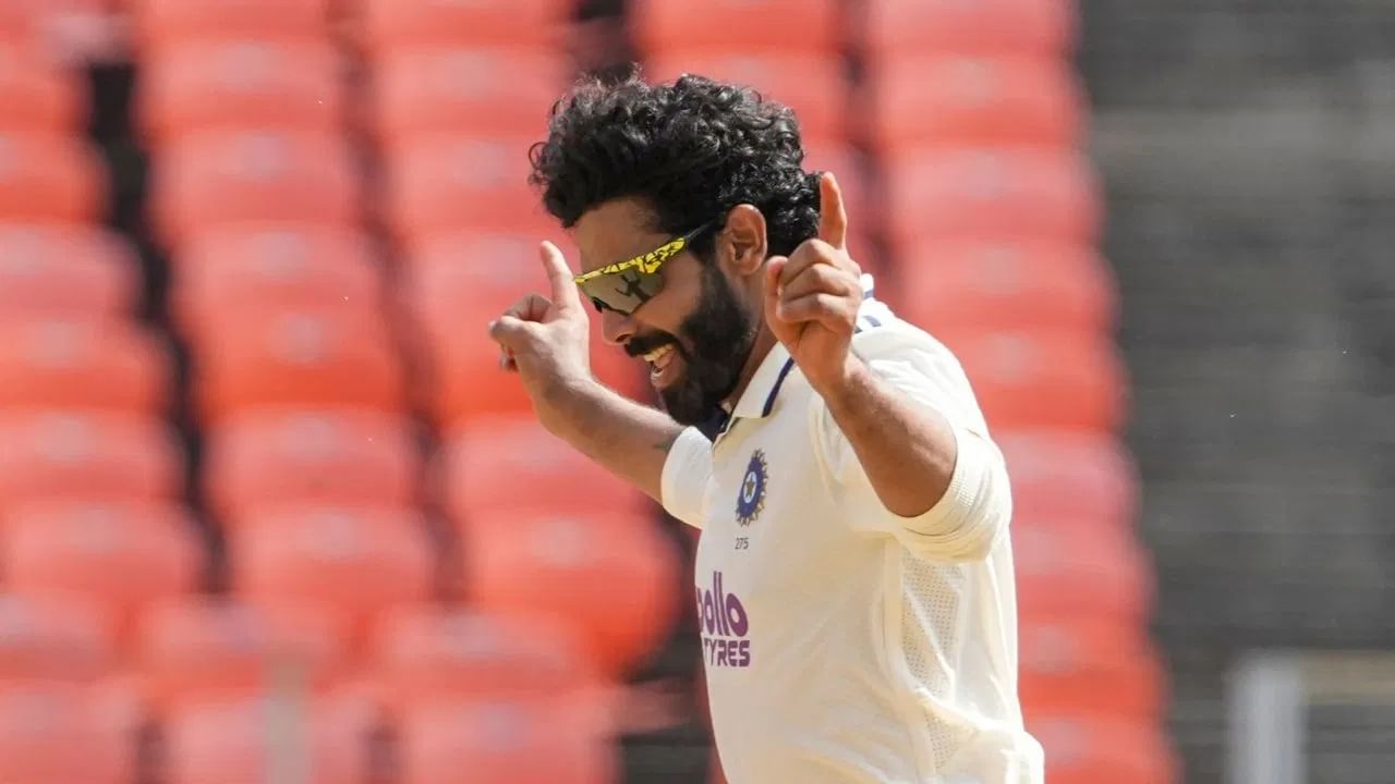 जडेजाने सलामीच्या सामन्यात शतक झळकावलं. जडेजाने 104 धावा केल्या. तसेच दुसऱ्या डावात 4 विकेट्स घेतल्या. त्यामुळे जडेजाकडून दुसऱ्या कसोटीतही अशाच ऑलराउंड कामगिरीची अपेक्षा असणार आहे. (Photo Credit : PTI)