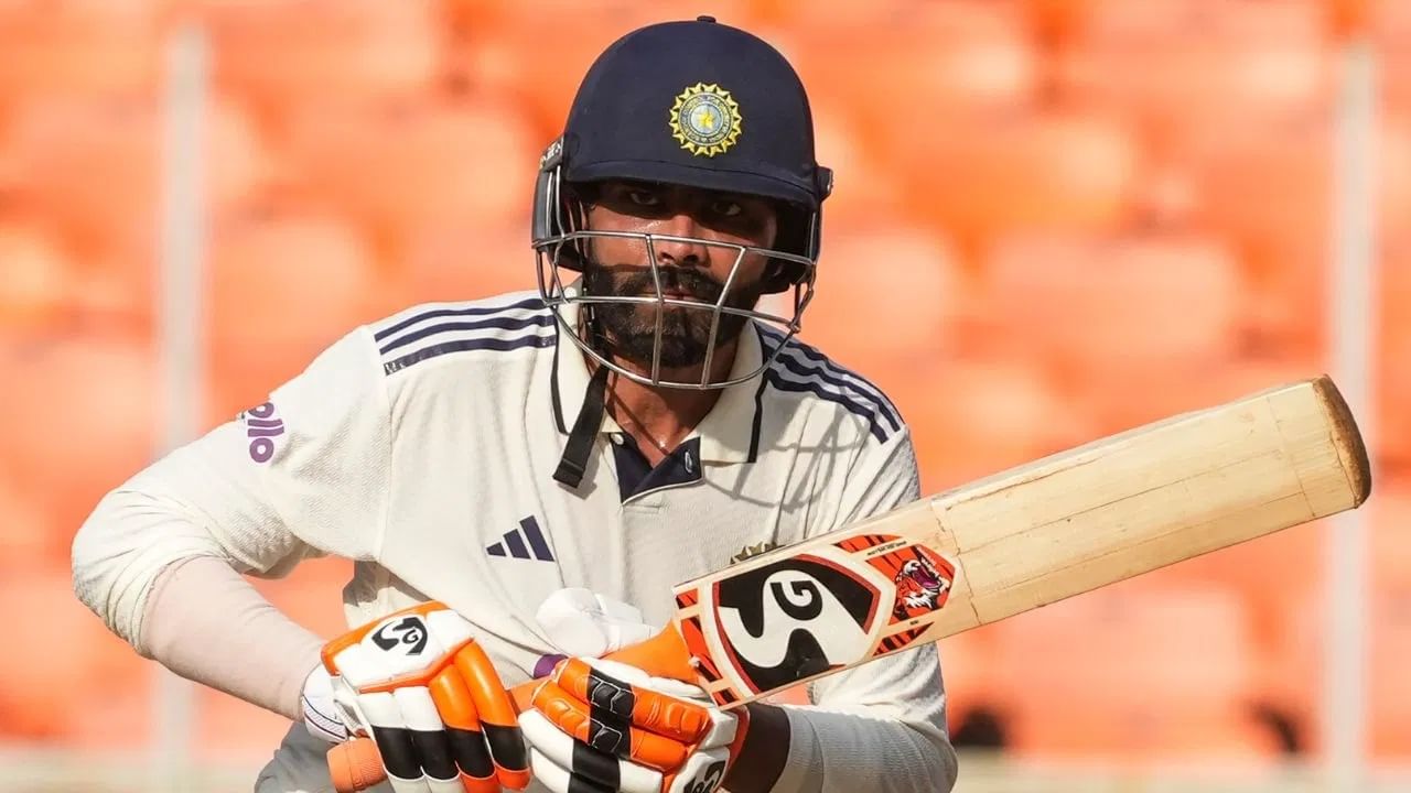 जडेजा कसोटी कारकीर्दीत 4 हजार धावांचा टप्पा गाठण्याच्या उंबरठ्यावर आहे. जडेजाने आतापर्यंत 3 हजार 990 धावा केल्या आहेत. जडेजा 10 धावा करताच माजी दिग्गज कर्णधार कपिल देव यांच्या विक्रमाची बरोबरी करेल. जडेजा कपिल देव यांच्यानंतर कसोटीत 4 हजार धावा आणि 300 विकेट्स घेणारा पहिला आणि एकूण दुसरा भारतीय ठरेल. (Photo Credit : PTI)