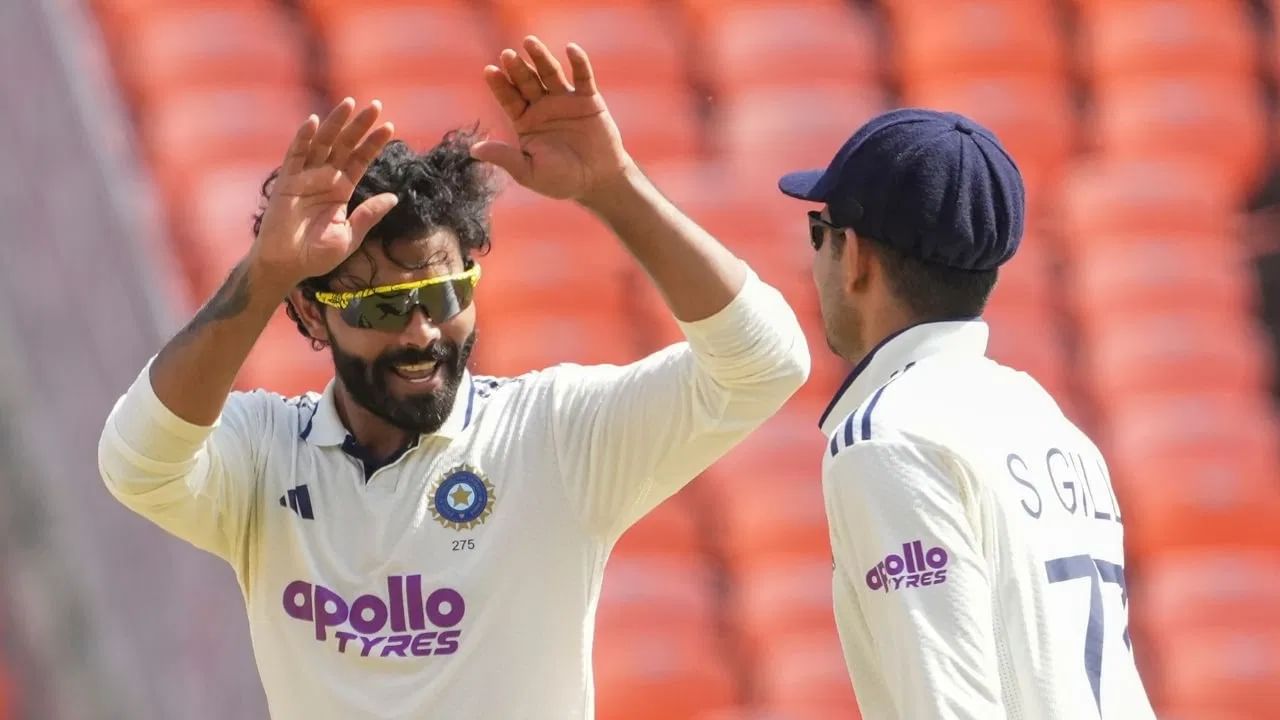 भारतीय क्रिकेट संघाने विंडीज विरुद्ध मायदेशातील 2 कसोटी सामन्यांच्या मालिकेची दणक्यात सुरुवात केली. भारताने पहिला सामना अडीच दिवसांत जिंकत मालिकेत 1-0 ने आघाडी घेतली. भारताने हा सामना डाव आणि 140 धावाने जिंकला. भारताच्या या विजयात ऑलराउंडर आणि उपकर्णधार रवींद्र जडेजा याने निर्णायक भूमिका बजावली. (Photo Credit : PTI)