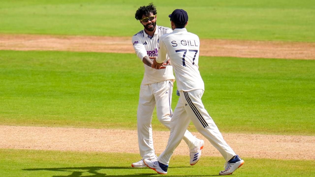 रवींद्र जडेजा 300 पेक्षा जास्त कसोटी बळी आणि सहा किंवा त्याहून अधिक शतके झळकावलेल्या खेळाडूंच्या यादीत सहभागी झाला आहे. यापूर्वी इयान बोथम (इंग्लंड), कपिल देव (भारत), रवी अश्विन (भारत), इम्रान खान (पाकिस्तान) आणि डॅनियल व्हेटोरी (न्यूझीलंड) यांनीच ही कामगिरी केली आहे. (फोटो- BCCI Twitter)