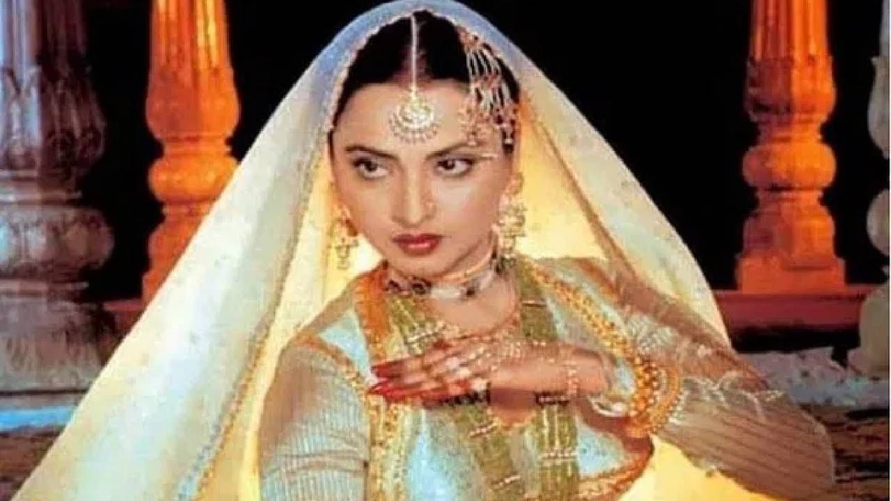 अमिताभ बच्चन यांचे नाव जरी घेतले तरी लगेच अनेकांच्या तोंडून रेखाचे नाव येते. कारण त्यांची लव्हस्टोरी ही जगजाहिर होती. रेखा यांच्या खासगी आयुष्याविषयी कायमच सर्वजण जाणून घेण्यासाठी आतुर असतात. 