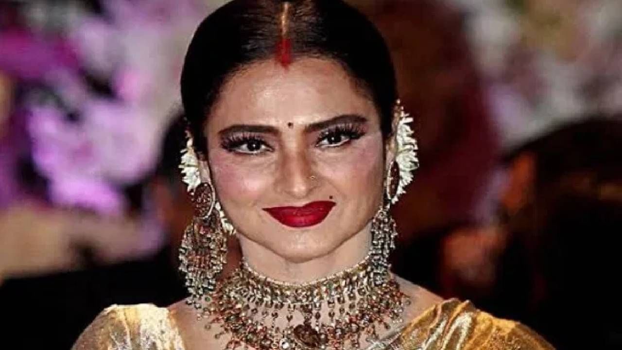 रेखा यांनी आजवर अनेक सुपरहिट चित्रपटांमध्ये काम केले आहे. त्यांचे अनेक चित्रपट हे सुपरहिट ठरले आहेत.  आज त्यांच्याकडे 400 कोटी रुपयांपेक्षा जास्तची संपत्ती आहे. पतीच्या निधनानंतर रेखा यांनी दुसरे लग्न केलेले नाही. त्यांना मूलबाळ नाही. त्यामुळे ही संपत्ती कोणाला मिळणार? असा प्रश्न सर्वांना पडतो.