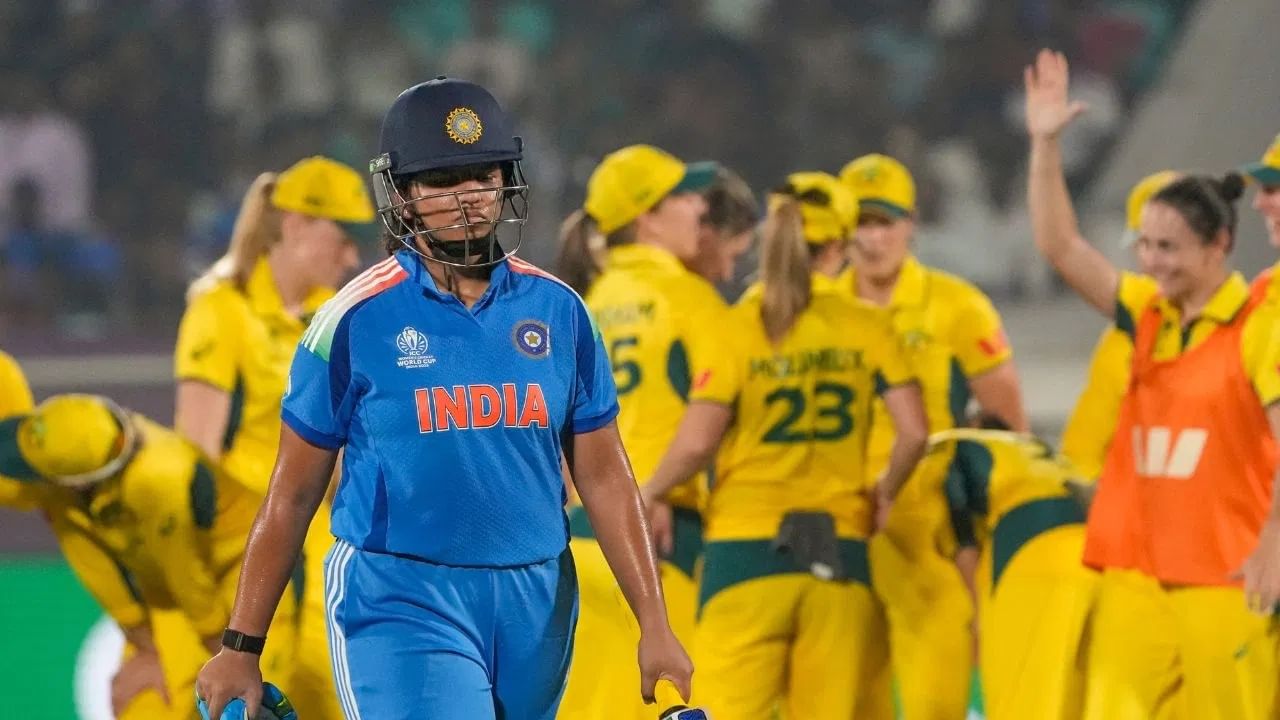 मात्र 350 धावा करणं सोडा भारताला पूर्ण 50 ओव्हरही खेळता आलं नाही. ऑस्ट्रेलियाने टीम इंडियाला 42 बॉलमध्ये 36 रन्सच्या मोबदल्यात 6 झटके दिले आणि 330 वर गुंडाळलं. (Photo Credit: PTI)