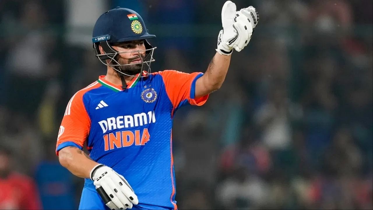 रिंकुला बीसीसआयकडून वार्षिक कराराअंतर्गत 1 वर्षाचे 1 कोटी रुपये मिळतात. तसेच रिंकूची आयपीएलद्वारे रग्गड कमाई होते. रिंकूला केकेआरकडून वार्षिक 13 कोटी रुपये मिळतात. (Photo Credit: PTI)